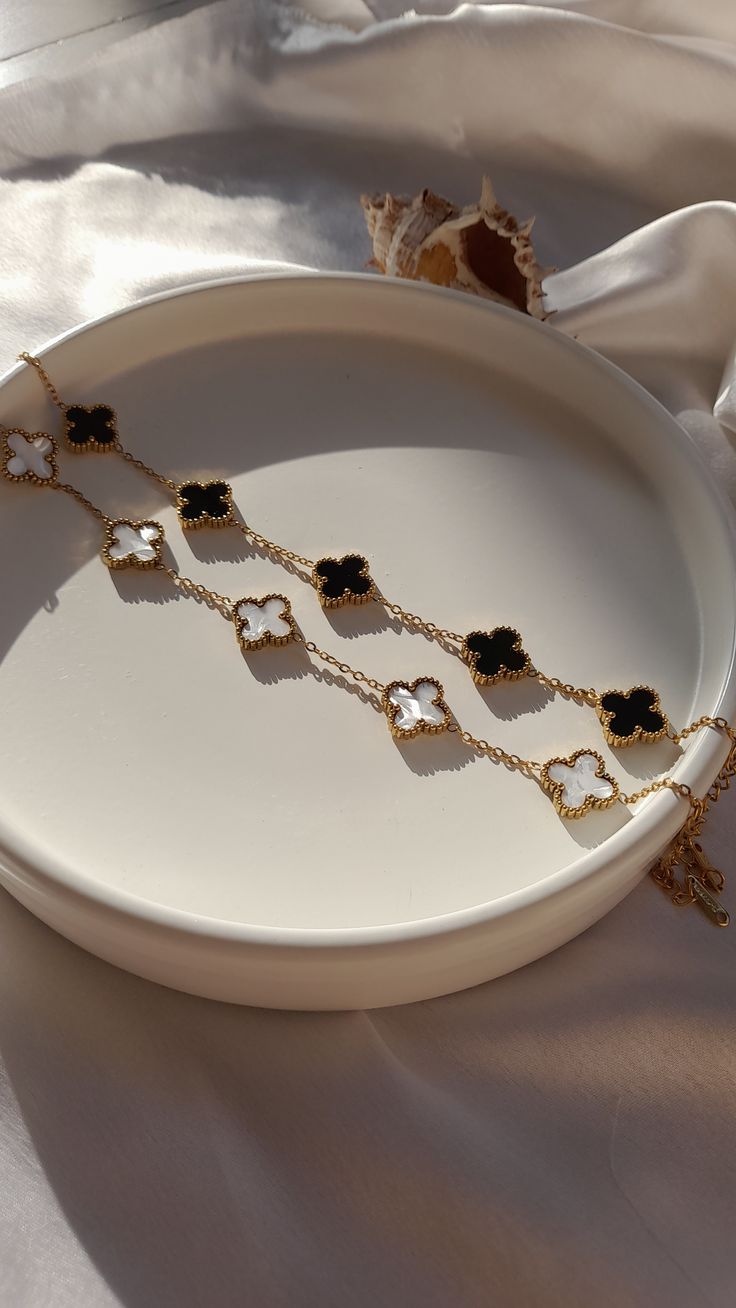 White And Black Clover Gold-Plated Elegant Bracelet